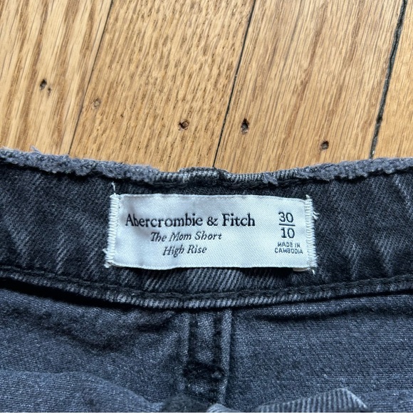 Abercrombie 2.5 inch High Rise Mom Short in Black Wash - size 30/10 - Picture 2 of 3